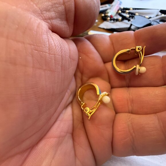 Vintage Gold Tone Blue & Cream Enamel Clip-On Hoop Earrings Fashion Jewelry - Picture 4 of 7